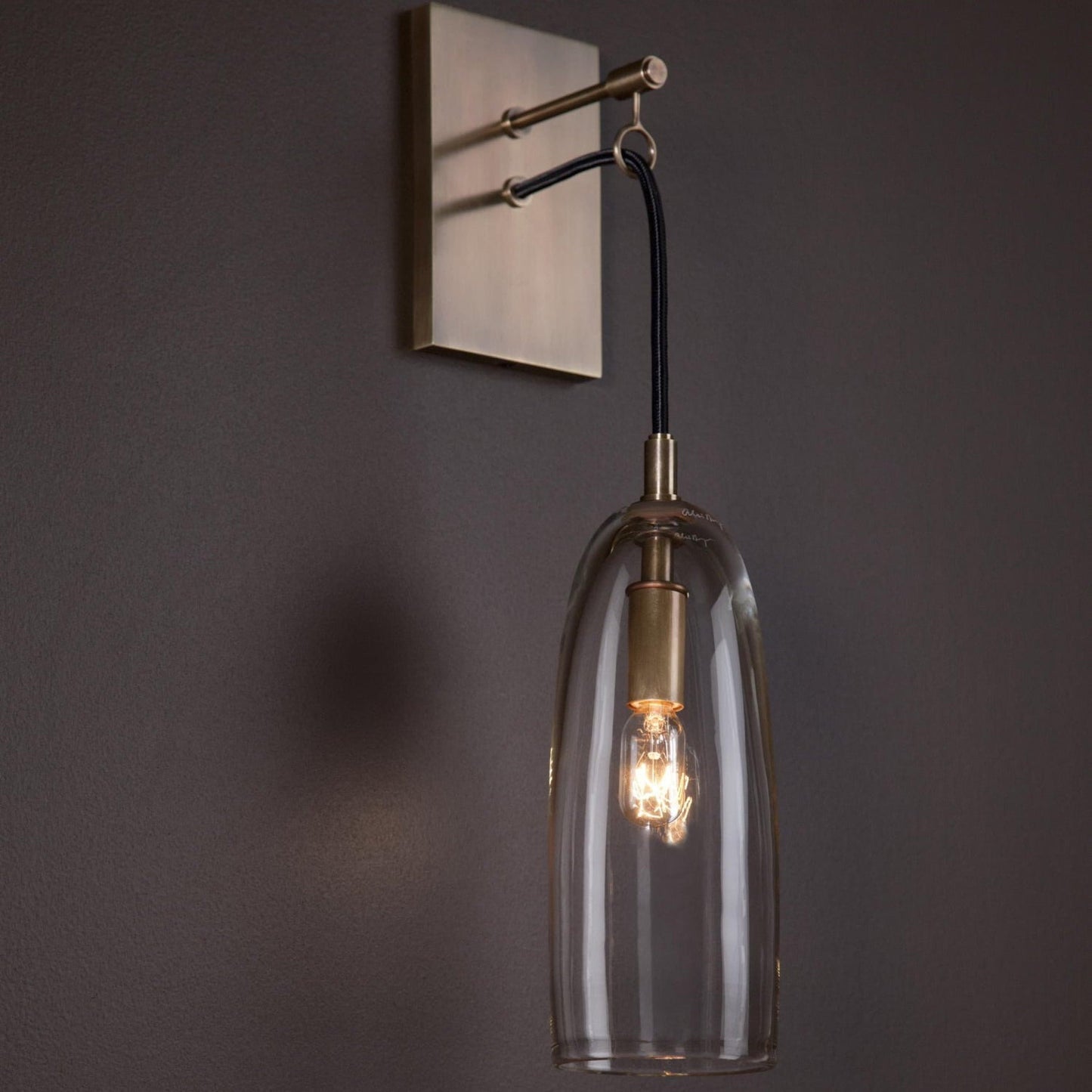 Bovaro Modern Brass Wall Sconce – Sleek Design for Stylish Indoor Lighting